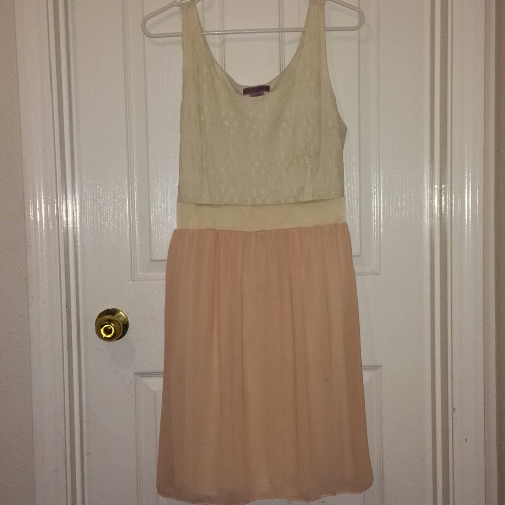 Sleeveless lace & flowly dress